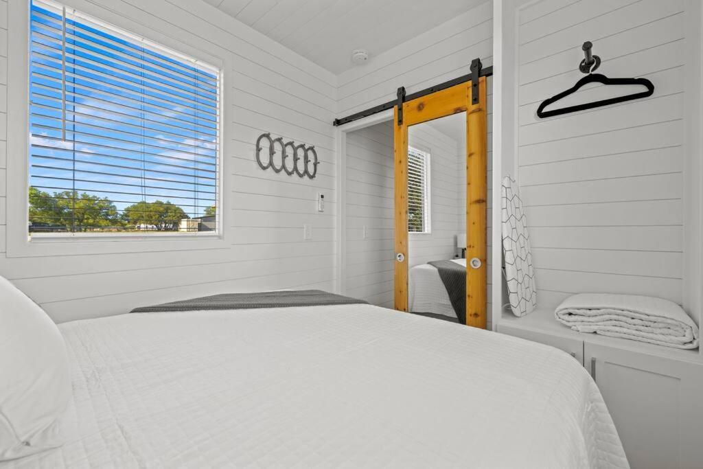 New! The Texas Longhorn-Luxury Container Home Fredericksburg Luaran gambar